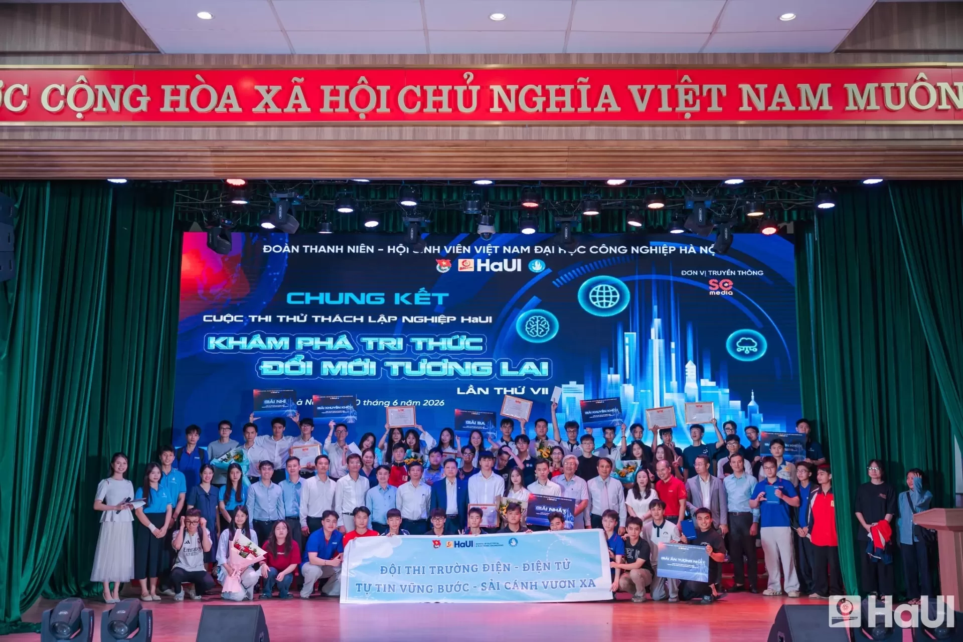 TỰ HÀO VICEE: DỰ ÁN CỦA TS. BÙI TIẾN SƠN - PHÓ VIỆN TRƯỞNG VICEE XUẤT SẮC GIÀNH GIẢI NHẤT TẠI CUỘC THI “THỬ THÁCH KHỞI NGHIỆP ” HaUI LẦN THỨ VII