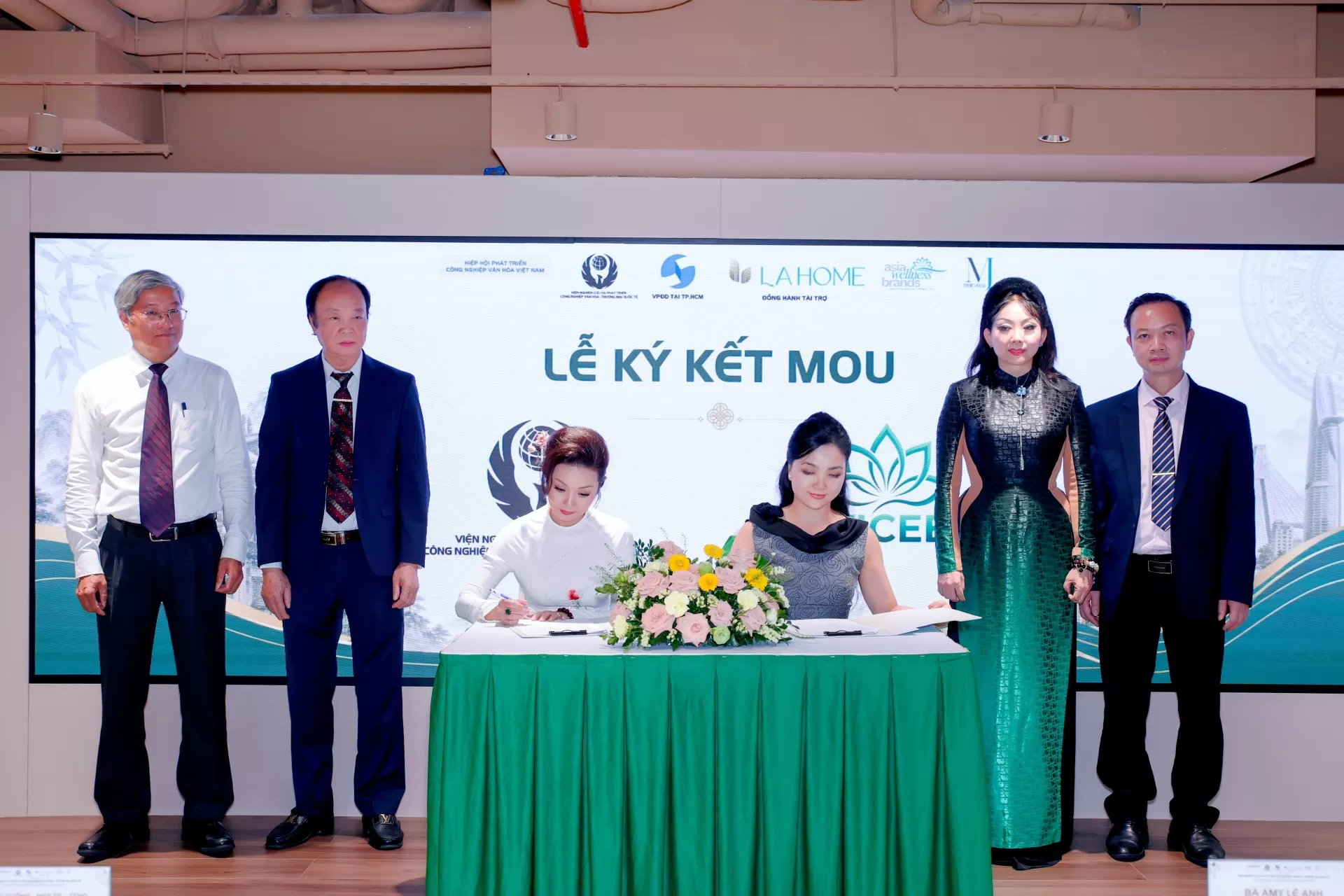 Lễ Ký kết Biên bản Ghi nhớ Hợp tác (MoU) giữa VICEE và Viện Nghiên cứu & Phát triển Công nghiệp Văn hóa – Thương mại Quốc tế